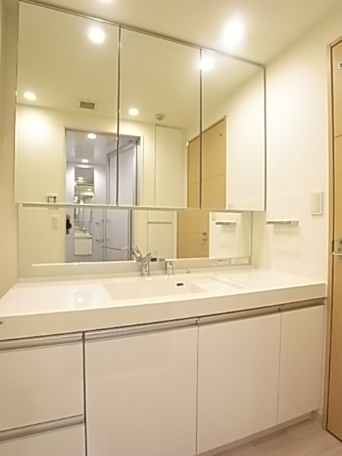 大型の洗面台。大型ミラーの3面鏡付きです。