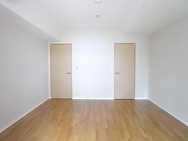 南向きですがバルコニーの庇が深く朝の眠りを妨げません。