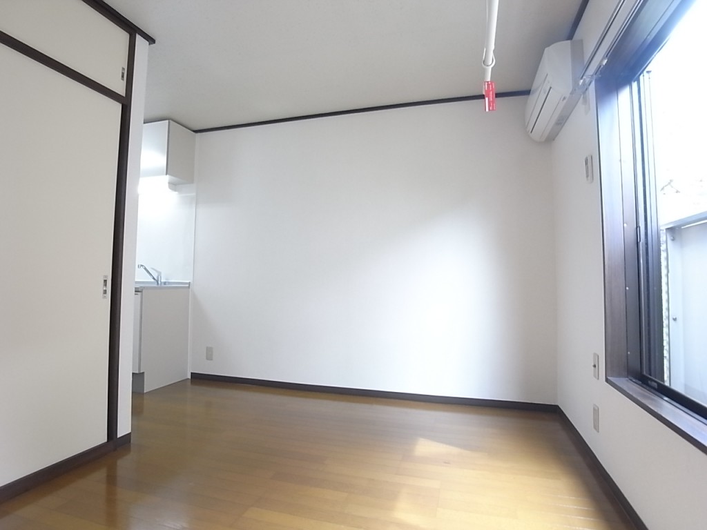 横長のお部屋で家具の配置がしやすいです！