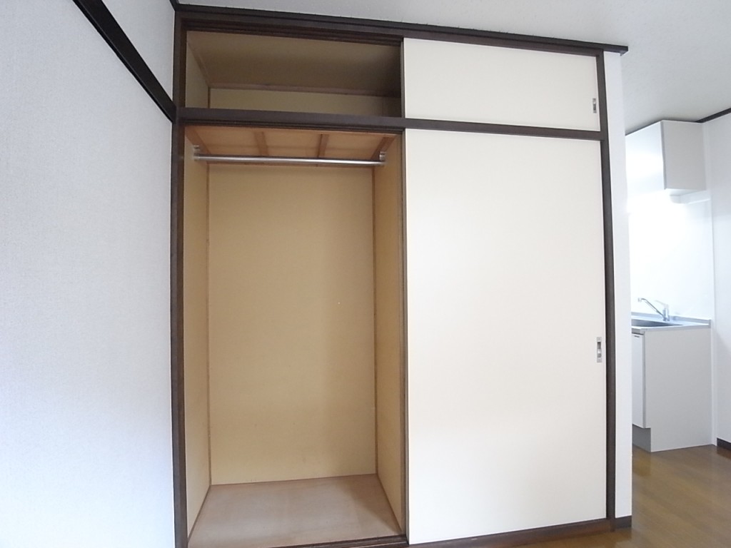 収納は押入とクローゼットが半々になっていて使い勝手良し！