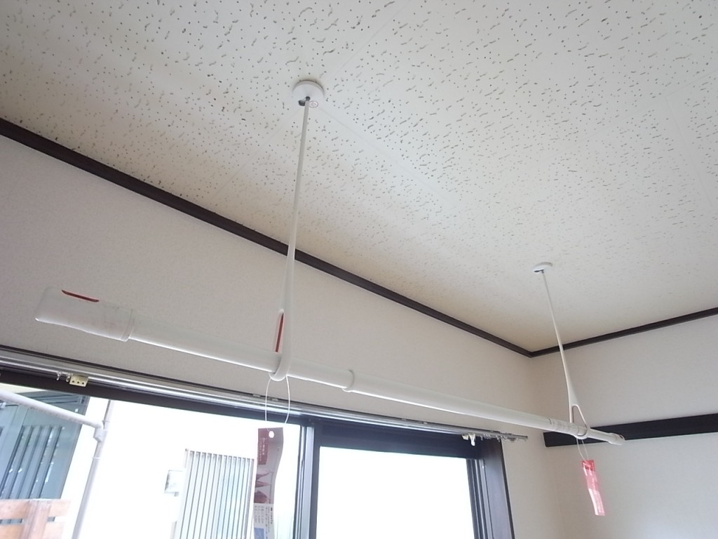 雨の日にも重宝する室内物干し具！