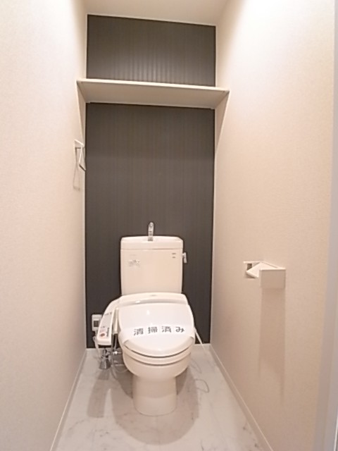 温水洗浄便座はもちろん！上部棚にはペーパー類のストックを！