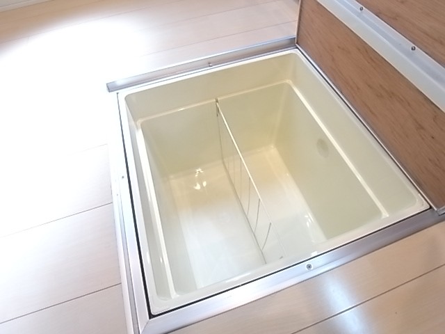 あったら便利な床下収納！保存のきく食糧品を入れましょう！