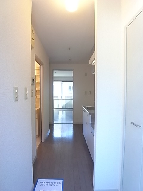 玄関から洋室方面を撮影しました！