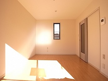 一日中日当たりがあって明るいお部屋になります！