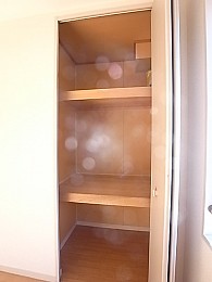 収納は押入タイプで荷物がたくさん入ります！