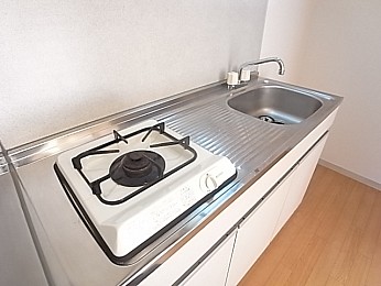 ビルトインコンロ1口。まな板を置くスペースがあるのが嬉しい。