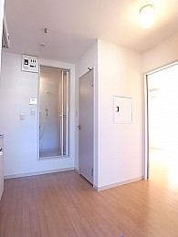 玄関からキッチンスペースを撮影した写真です！