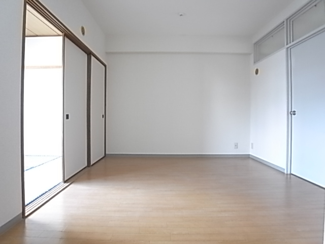 隣の和室を通して光が入ります！