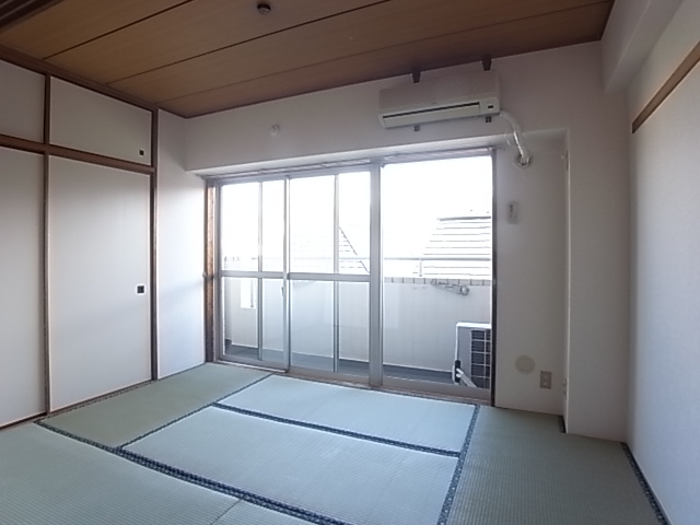 南向きで明るい和室！