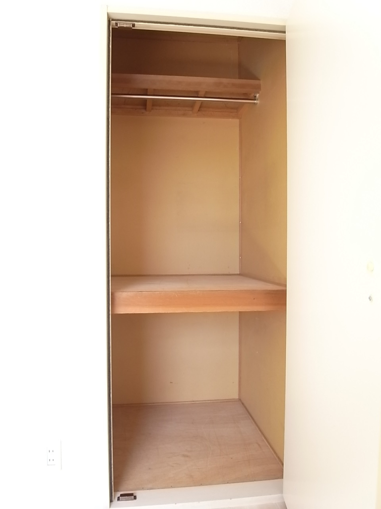 収納は押入タイプで奥行があります！