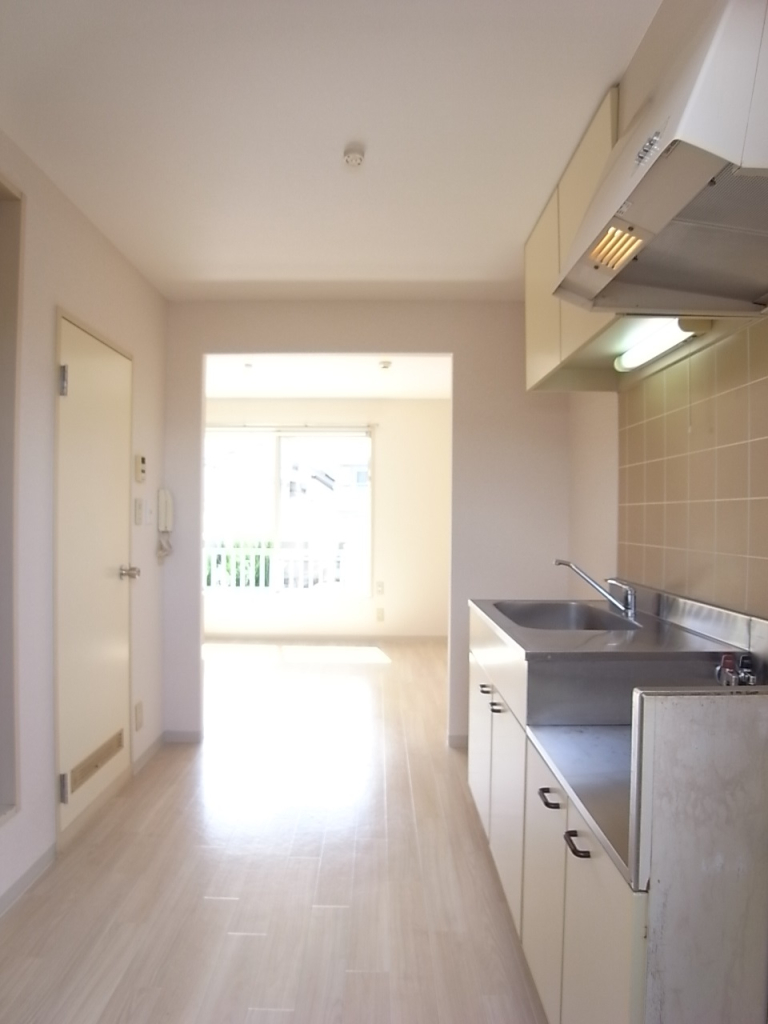 廊下兼キッチン。幅が広くお料理中も狭さを感じさせない。