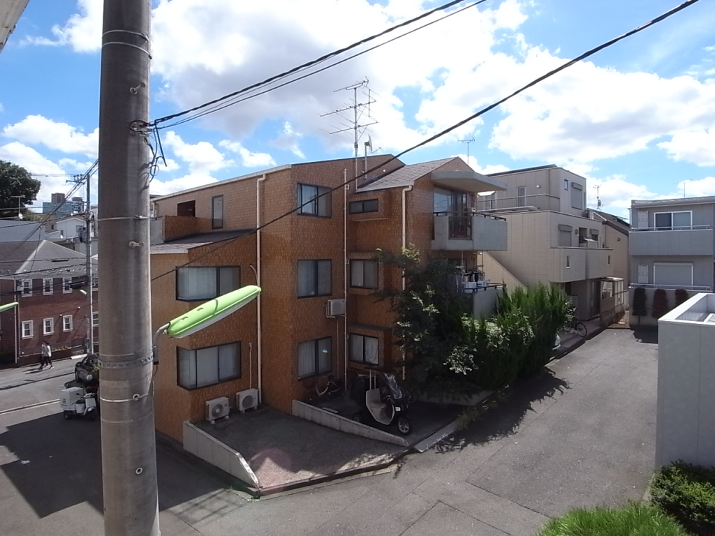 東南方向の眺望。朝日が入ってくる。