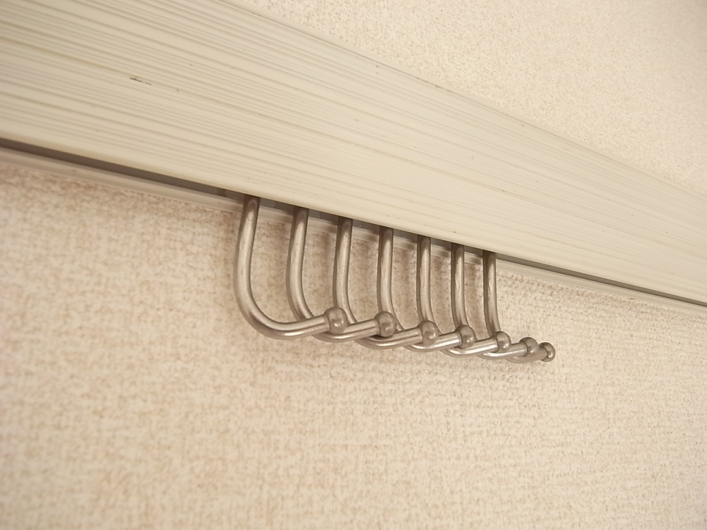 普段使いの服を掛けておけるフック！