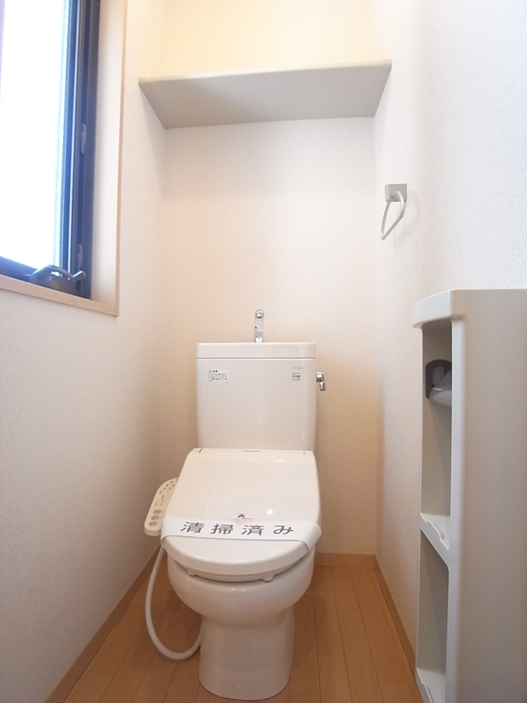 トイレは換気窓付き！
