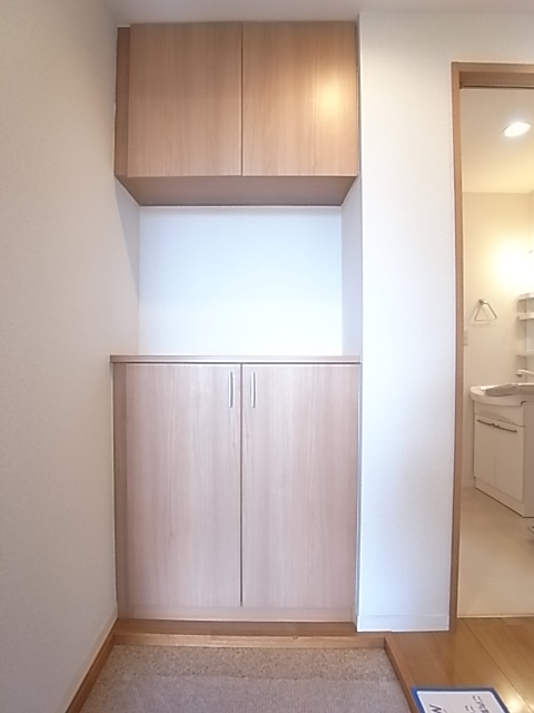 玄関。収納力のある下駄箱。