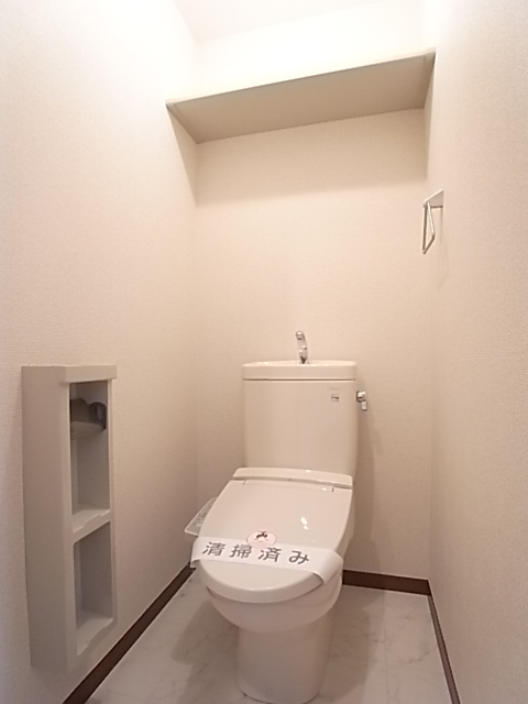 上部の棚が便利なトイレは温水洗浄便座！