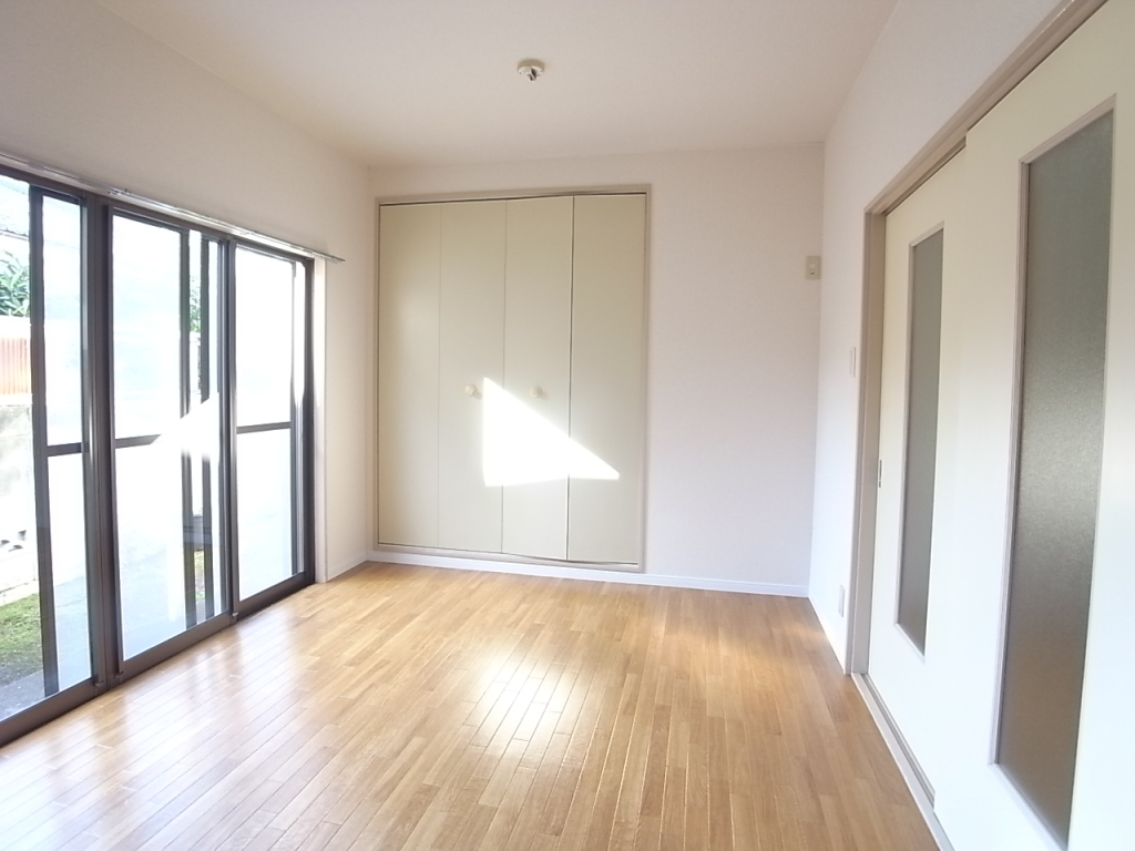 洋室には天井までの大きな収納！