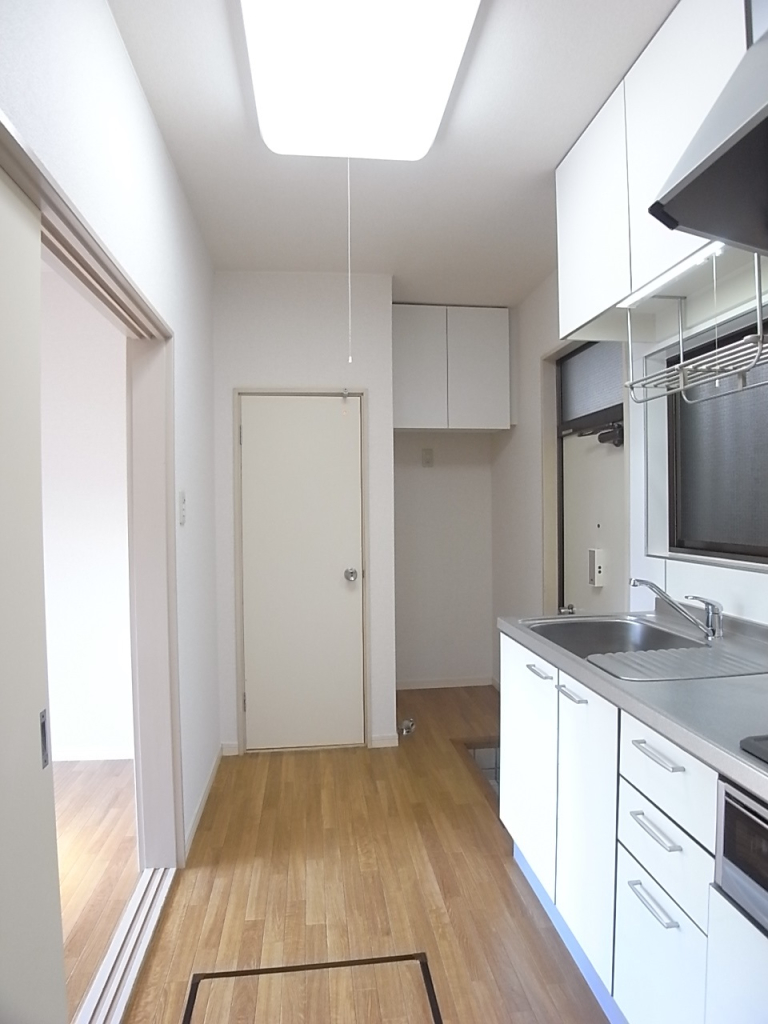 玄関方向にはトイレと洗濯機置き場があります！