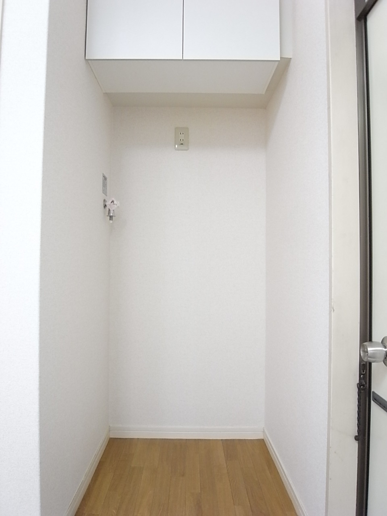 洗濯機置き場の上部には戸棚付き！