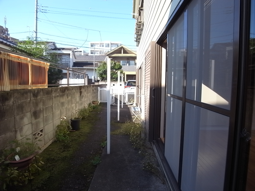 テラス。洗濯物干しがあります。