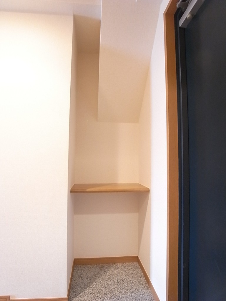 玄関わきの棚。ちょっとした空間が便利にお使いいただけます！