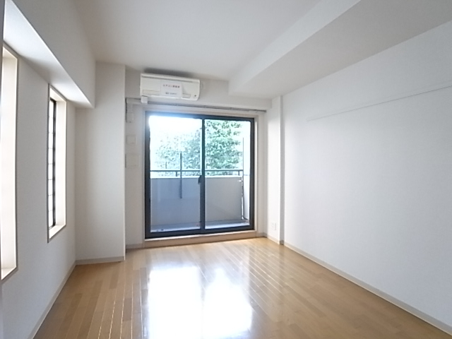 ライトブラウンのフローリングで落ち着きがあります！