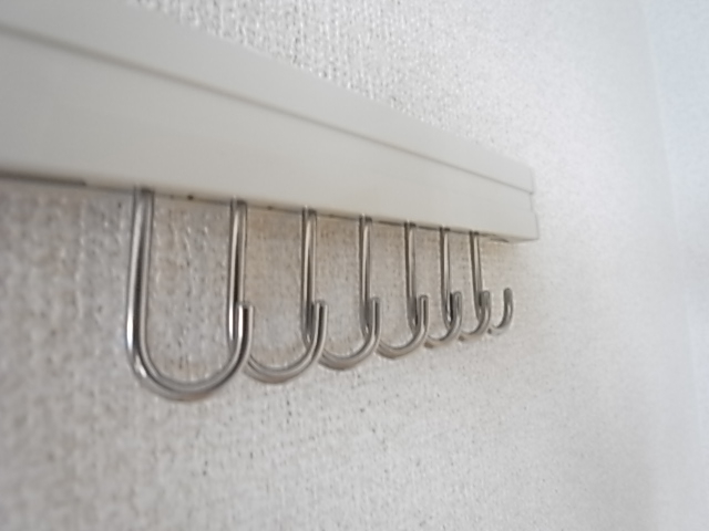 普段使いの洋服をかけておけるフック。