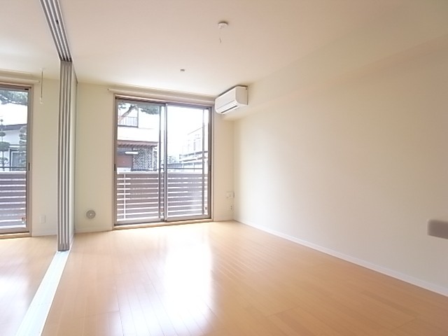 西向きですが窓が大きくナチュラル色のフローリングで明るい！