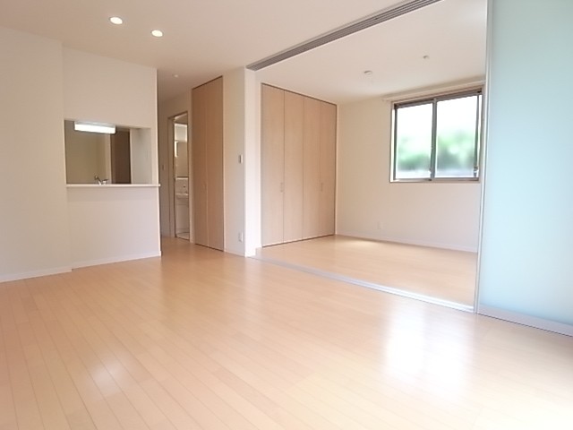 洋室との仕切りはスライドスクリーン！広く使えます！