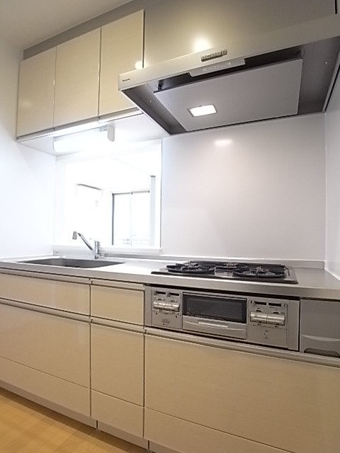 収納豊富なキッチン！明るい色を選択しているので気持ちが良い！