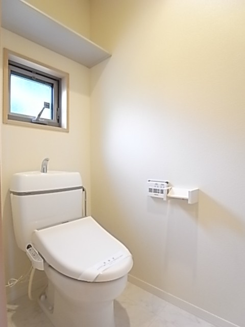 温水洗浄便座付きのトイレ！換気小窓付き。上部棚にはペーパー類のストックを！