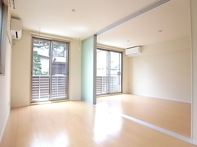 2面採光で明るく、リビングとつなげて使うこともできます。