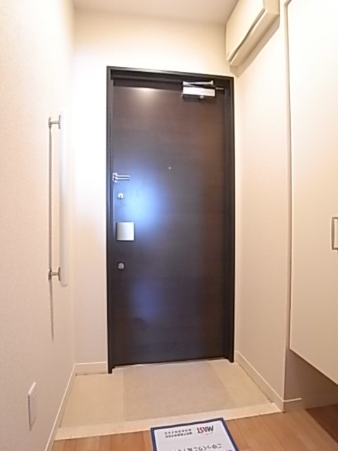玄関。手すり付き。