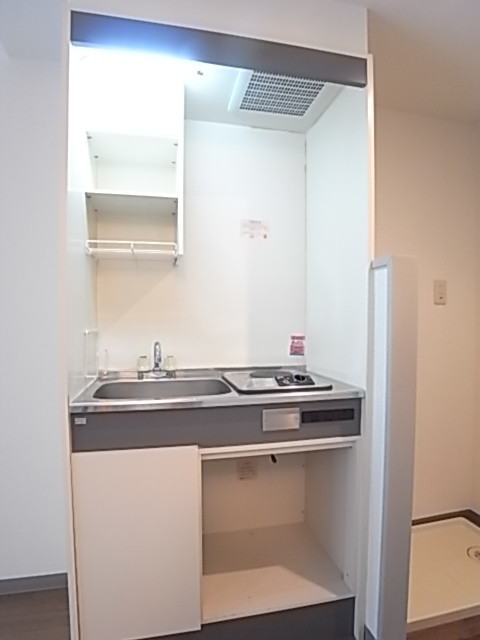 かつてミニ冷蔵庫があった場所は収納として利用できます！