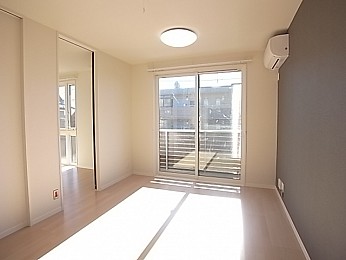 キッチン側から撮ったリビング