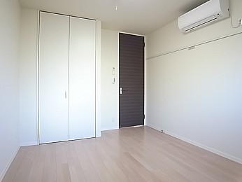 別角度から撮った東側洋室