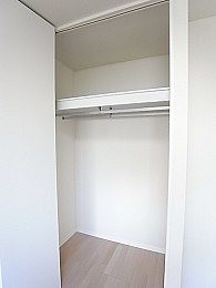 東側洋室　収納