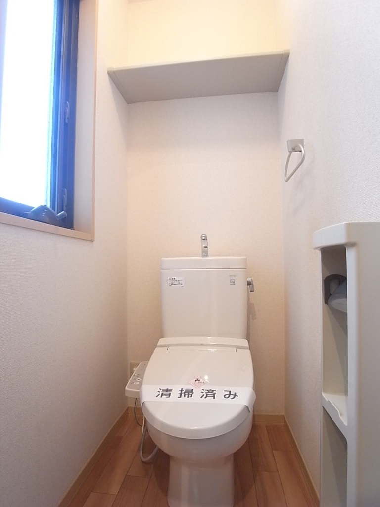 トイレは換気窓付き！温水洗浄便座です