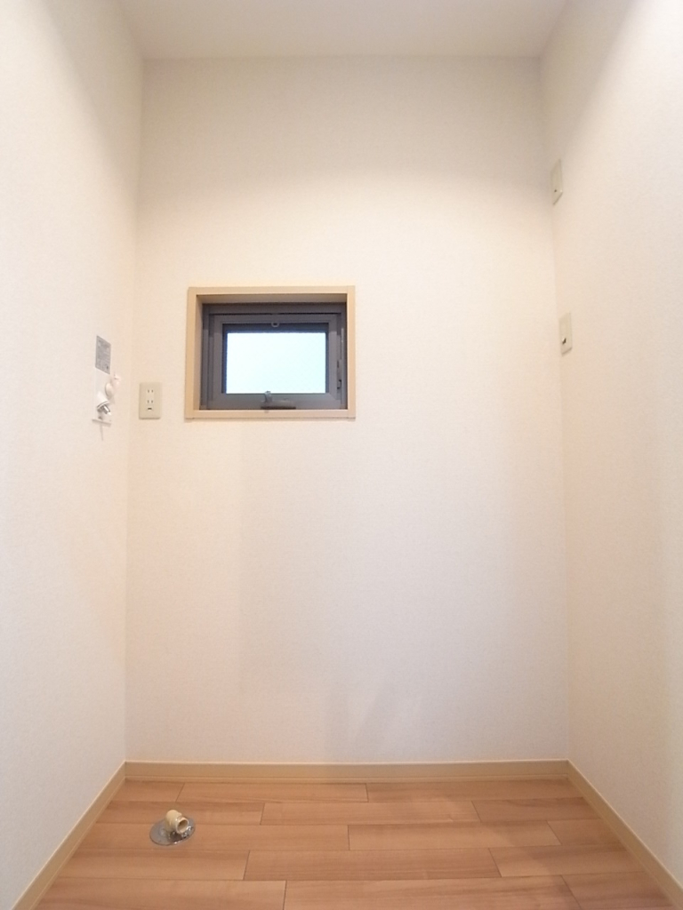 冷蔵庫と洗濯機置き場！ここにも小窓があります。