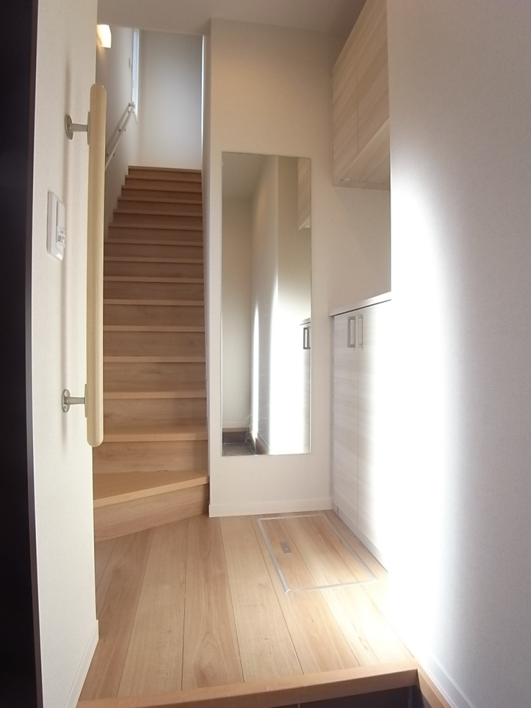 １階から内階段でお部屋へ！玄関は姿見や手すり付き！