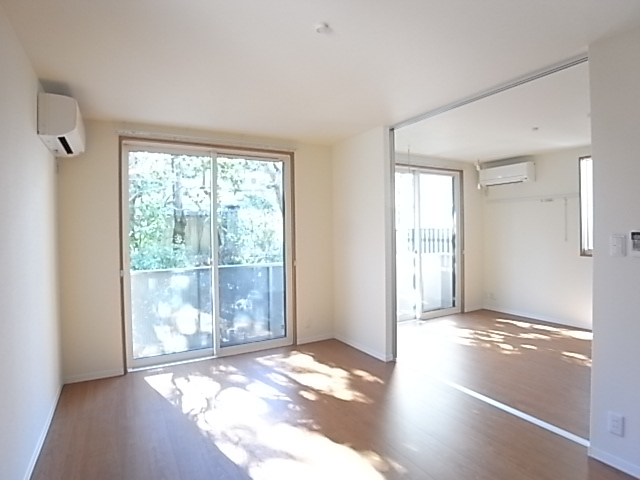 洋室との間は光を通すスライドドア。開け放って開放的に使うこともできます。