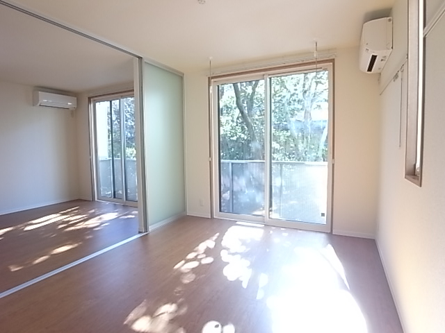 ベランダ側の窓からは緑あふれる景色が見えて癒されます！