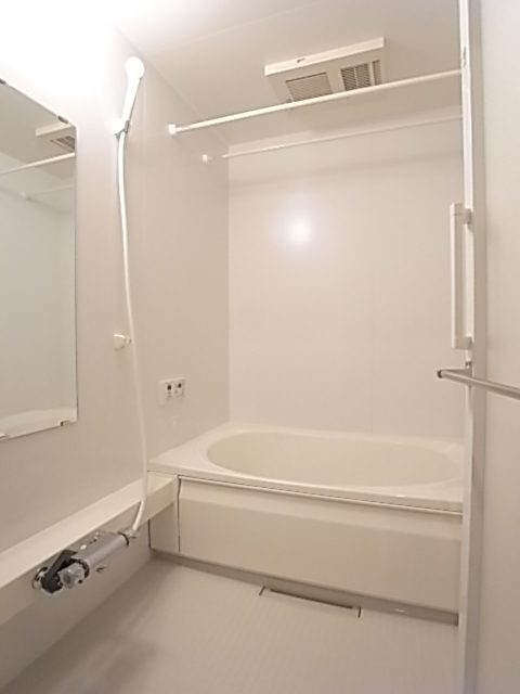 広めの浴室で一日の疲れを癒してください！乾燥機能付き！