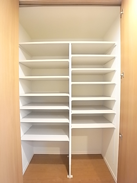 リビングにあるもう一つの収納は高さの調節できる棚付き！