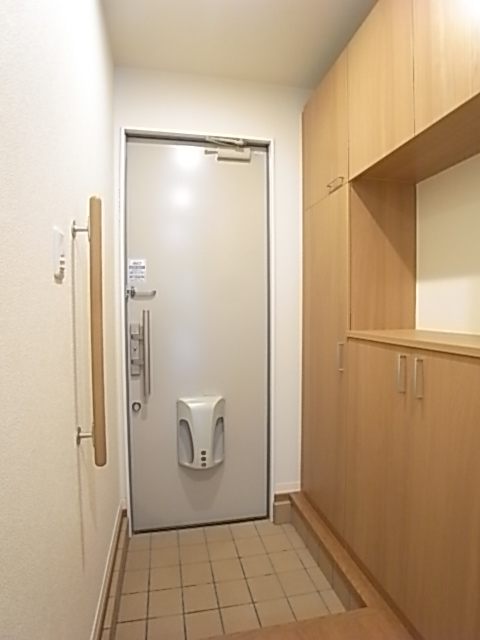 手すり付きの玄関には大型の収納あり！