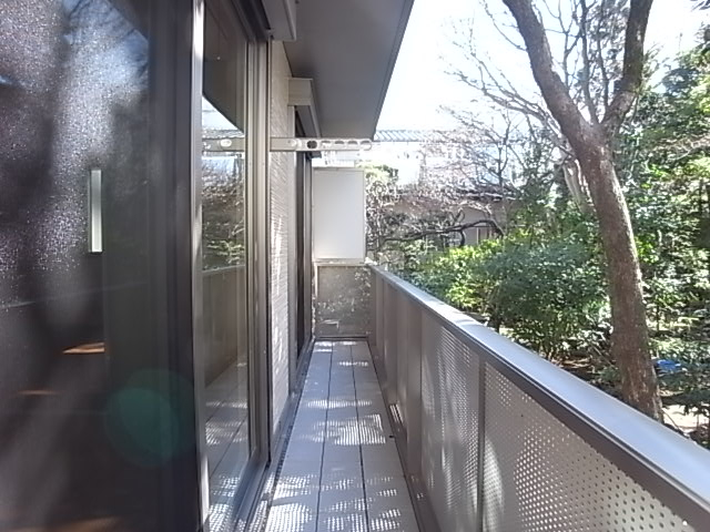 2部屋にまたがるバルコニー。