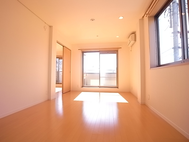 南西角部屋の2面採光で日当たり、風通し良好！