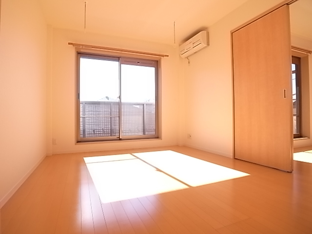 洋室も南向きで明るい！
