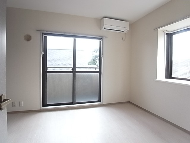 東南の角部屋で2面採光、日当たりと風通し良好！